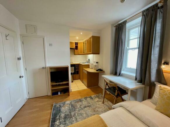 Studio flat for rent in Fulham Palace Road, Hammersmith, London, W6