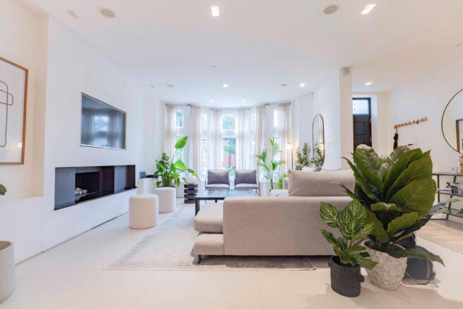 Six bedroom home to rent