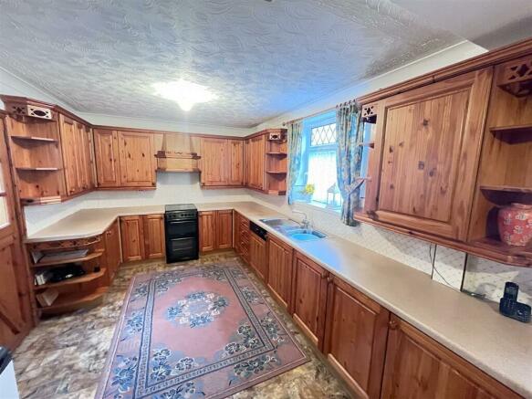 Open plan kitchen-dining room/breakfast area