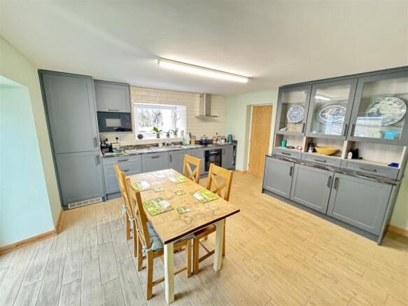 KITCHEN/ DINING ROOM