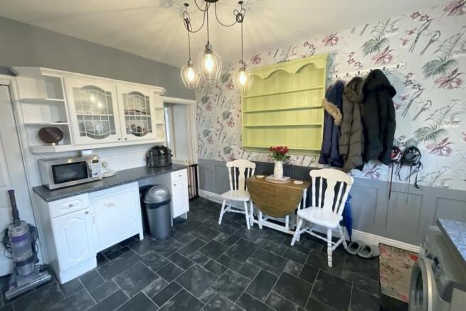 KITCHEN/DINING ROOM 
