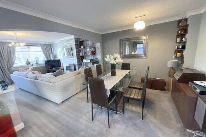 LIVING/DINING ROOM 
