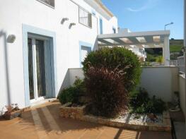 Photo of Spacious & Modern T2+2 Townhouse with Heated Pool, Burgau