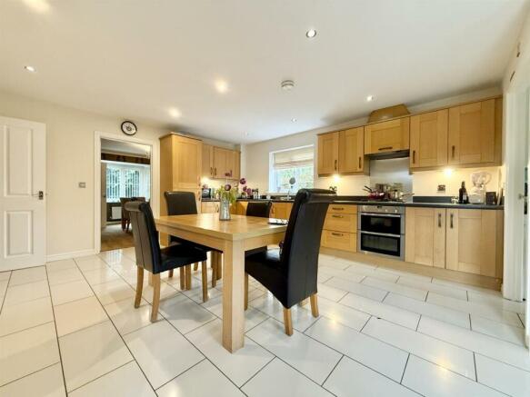 Kitchen2.jpg