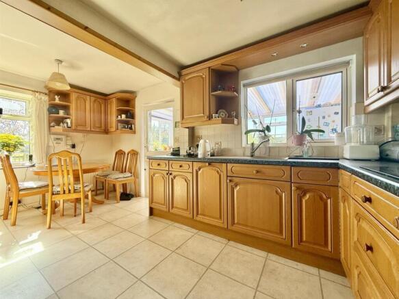 KitchenDining2.jpg