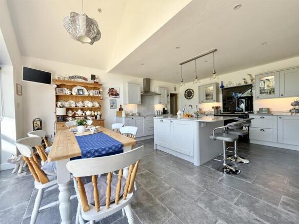 Kitchen2.jpg