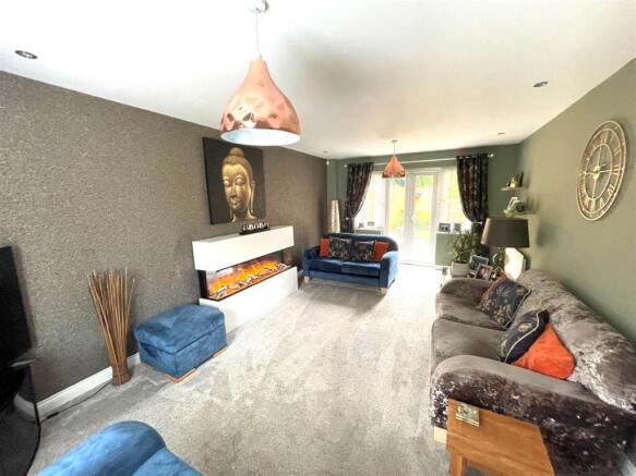 Lounge 1.jpg