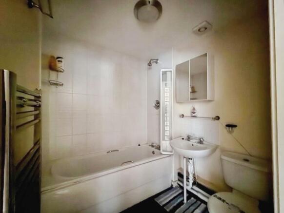 pbox-bathroom-327949.jpg