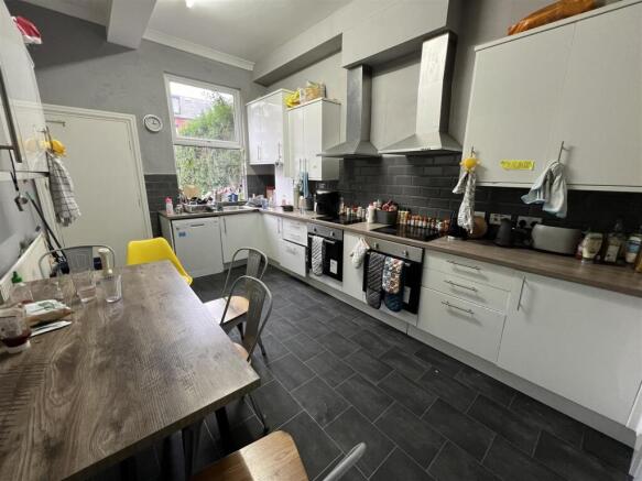 Kitchen 2.jpeg