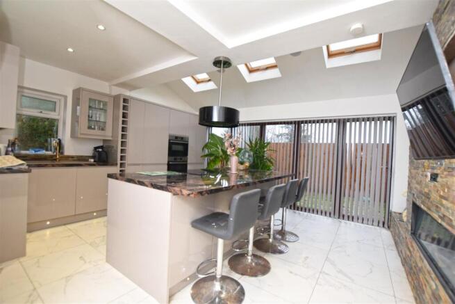 EXTENDED FAMILY DINING KITCHEN