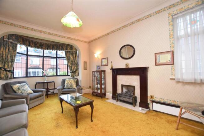 FRONT LOUNGE