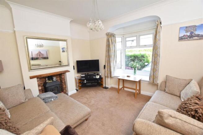 FRONT LOUNGE