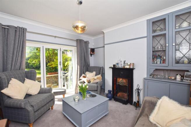 REAR LOUNGE