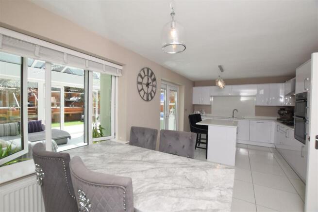 FAMILY DINING KITCHEN