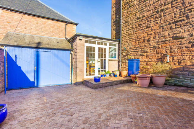 Courtyard Garden & Garage