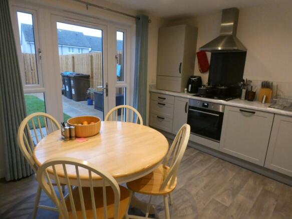 KITCHEN / DINING