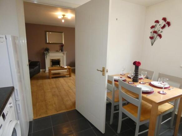 KITCHEN / DINING