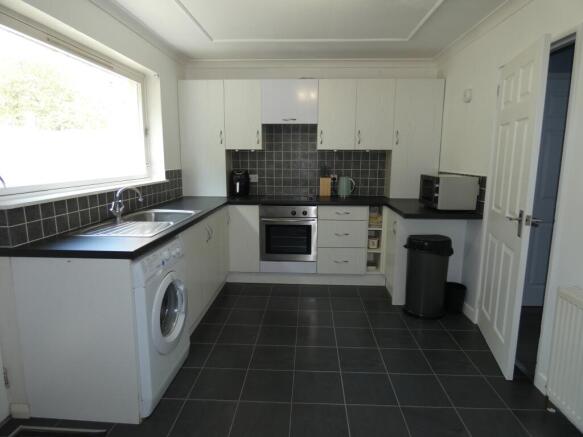 KITCHEN / DINING