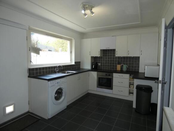 KITCHEN / DINING