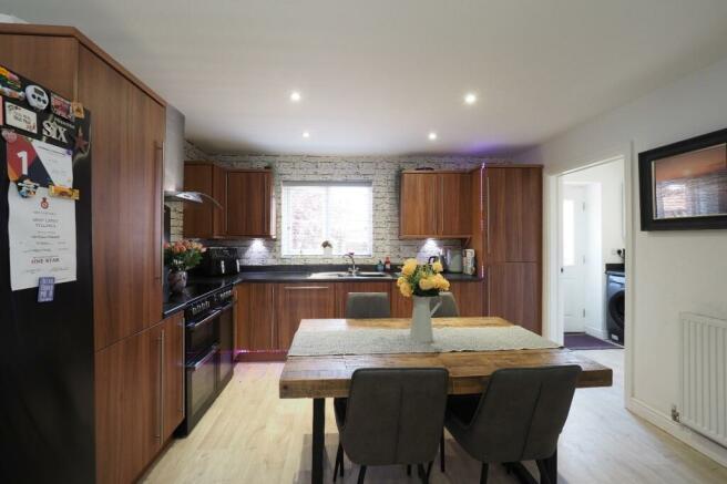 Modern kitchen with integrated appliances, snug area and great space for the whole family