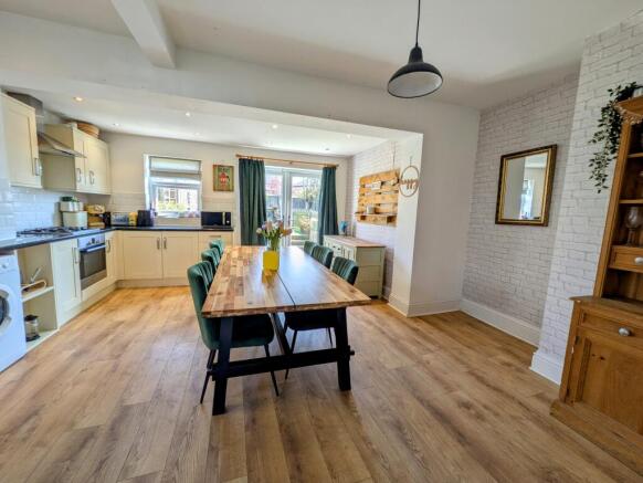 Kitchen & Dining