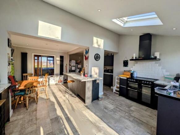 Kitchen, Breakfast & Dining