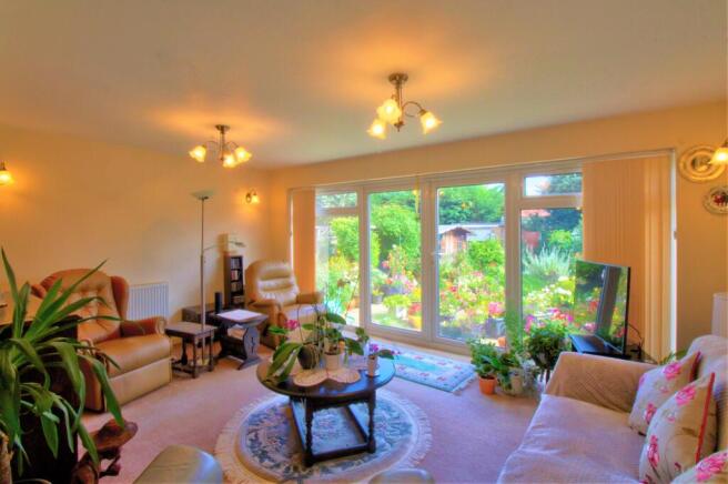 LIVING ROOM AREA (R)