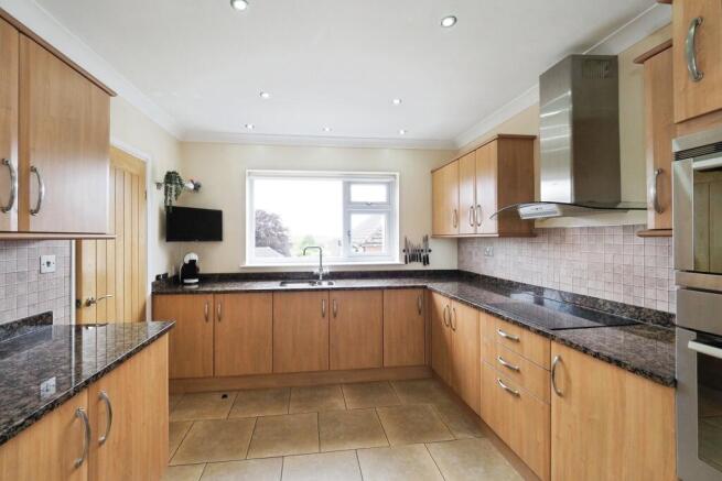 Great sized modern kitchen