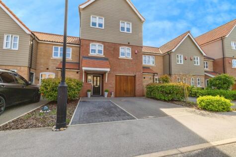 Marina Court, Burton Waters, LN1
