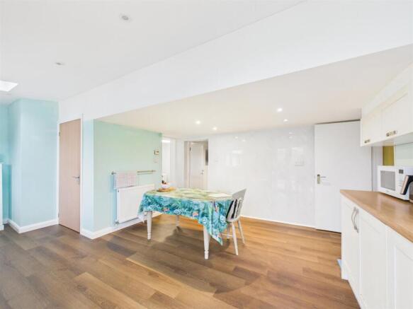 Kitchen/ Dining Room