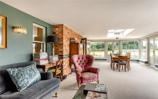 Spacious Sitting Rm