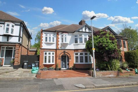 Grosvenor Gardens, Woodford Green, IG8