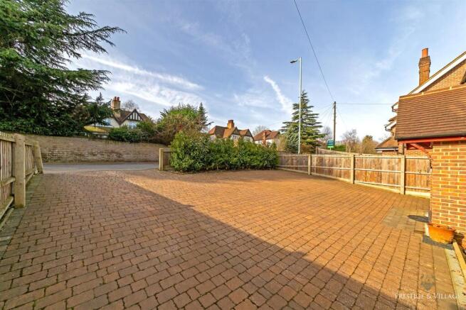 3_Driveway_29CobdenHill_Logo-8.JPG