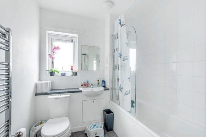 61 Sweet Briar bathroom.jpg