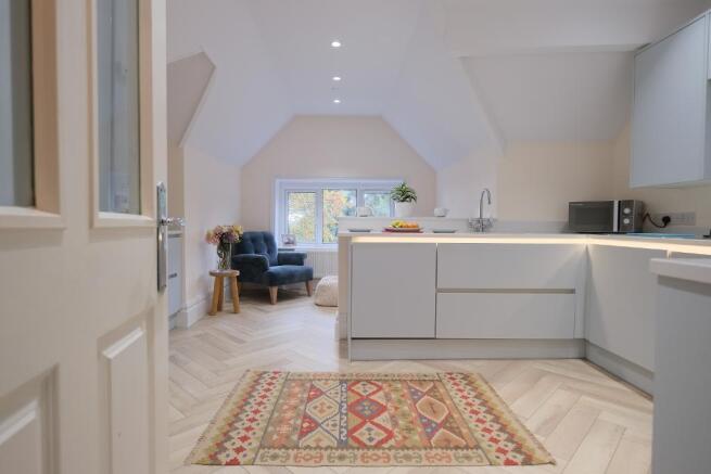 Luxury Wren kitchen with quartz work top