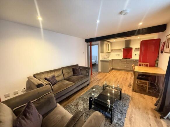 flat 2 v lounge.JPG