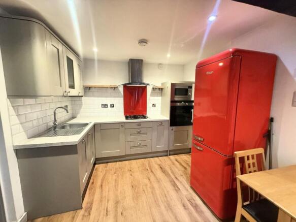 flat 2 v kitchen.JPG