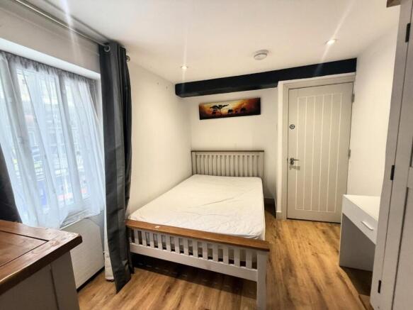 flat 2 v bedroom 2 .JPG