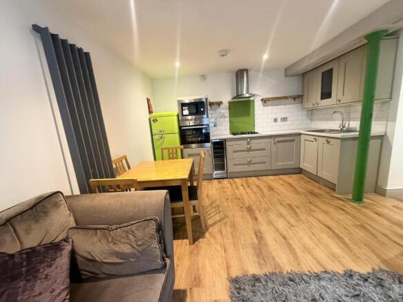 flat 1 v kitchen.JPG