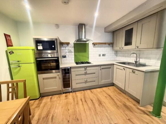 flat 1 v kitchen close up .JPG