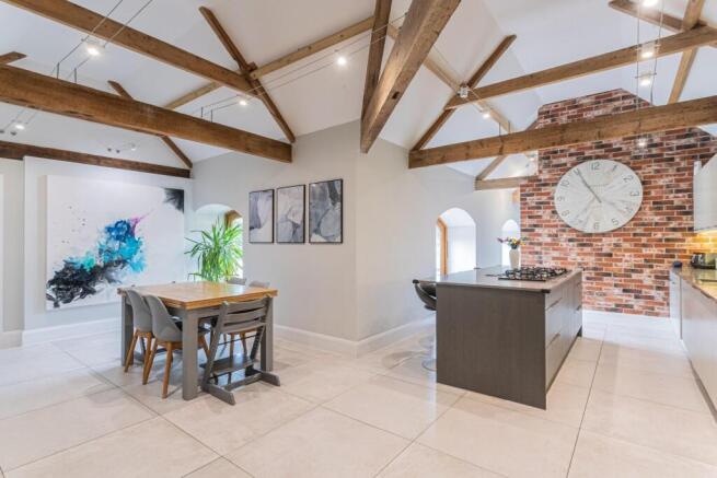 L-Shaped Kitchen/Breakfast Room