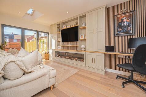 Oakwood Close, Desborough, Kettering