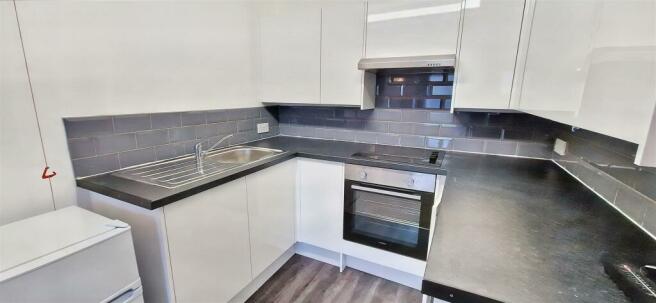 Flat 15 Kitchen Units 2.jpg