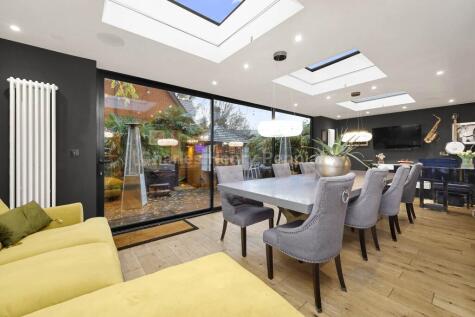 Slades Hill, London, EN2