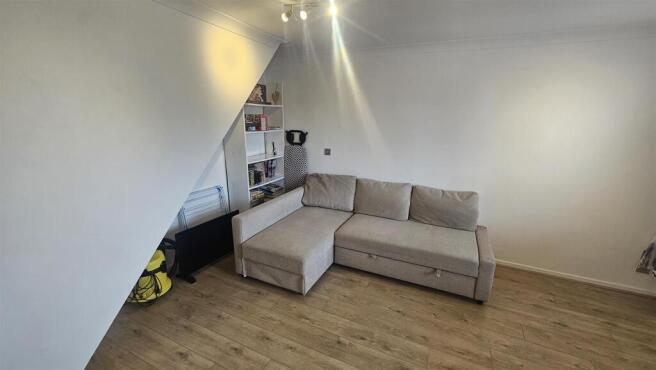 Lounge12'3" (min) x 11.11" (max)