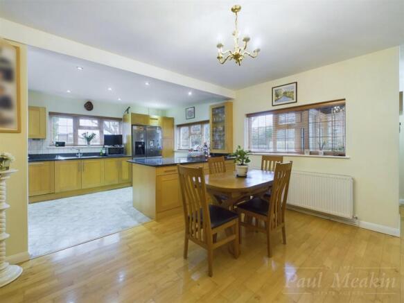 Kitchen/ Dining Room