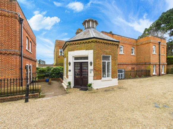 Doble Court, Sanderstead