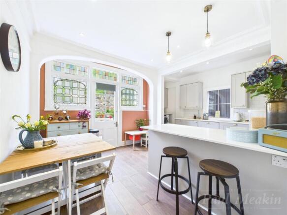 Kitchen/ Dining Room