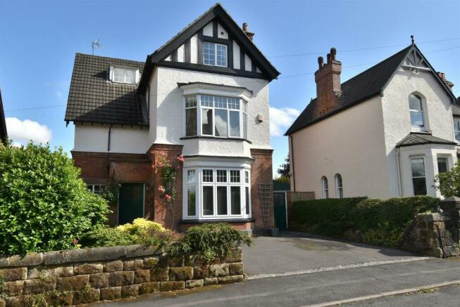 6 bedroom detached house for sale in Wychford, Castle Hill