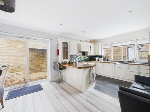 Living Kitchen/Dining Room